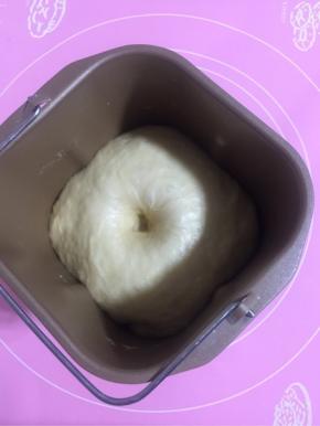发酵好的面团，用手指沾一点儿面粉，在面团中间按一下，面团不轻易回缩就说明发酵好了！

