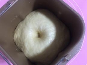 发酵好的面团，用手指沾一点儿面粉，在面团中间按一下，面团不轻易回缩就说明发酵好了！

