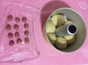 松弛好的面团其中一份加0.1克红曲粉揉搓均匀，分成12份，揉圆，盖上保鲜膜发酵，其他的的面团揉圆放在中空模具中，发酵至2倍大！

