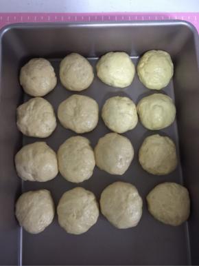 松弛好的面团再排气滚圆，摆放在烤盘中，常温进行最后发酵！也可以放入烤箱进行发酵！


