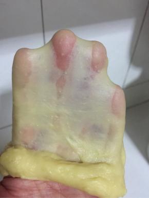 揉出漂亮的手套膜即可！（现在天气越来越热，我是最后放的酵母，要不然面团还没有出膜，就开始发酵了！）

