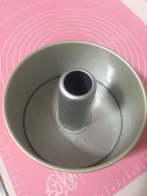 中空模具刷一层薄薄的油备用！

