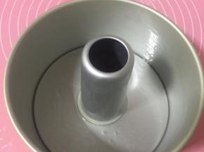 中空模具刷一层薄薄的油备用！

