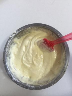 每一次加入都要不规则的上下翻拌均匀！

