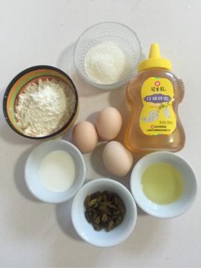 


先准备好所需食材： 低筋面粉100克 鸡蛋3个 糖70克 蜂蜜10克 牛奶35克 油25克 葡萄干适量


