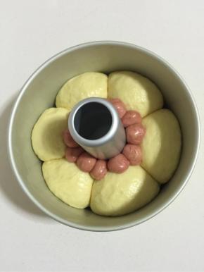 面团发酵好以后，把耳朵粘上！

