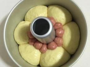 面团发酵好以后，把耳朵粘上！

