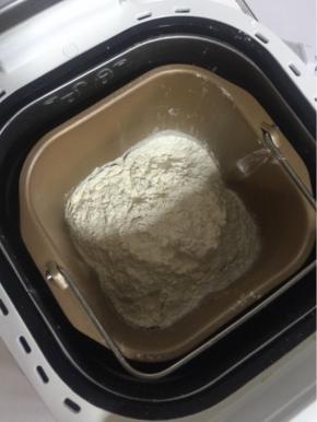 面团里除黄油和酵母之外的材料，全部放入面包机桶中！


