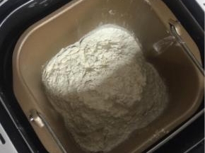 面团里除黄油和酵母之外的材料，全部放入面包机桶中！

