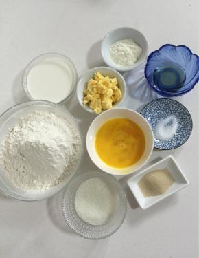 准备好所需食材： 高筋面粉360克，牛奶185克，全蛋液75克，奶粉15克，糖50克，盐4克，酵母6克，蜂蜜24克，黄油50克。

