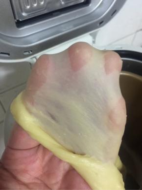 这个时候检查一下面团，能够轻易拉出薄薄的手套膜状态即可！

