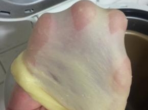 这个时候检查一下面团，能够轻易拉出薄薄的手套膜状态即可！

