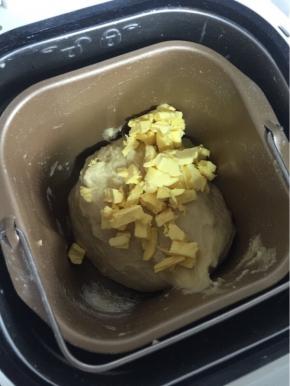 加入软化的黄油，继续揉面，直到黄油被面团完全吸收！

