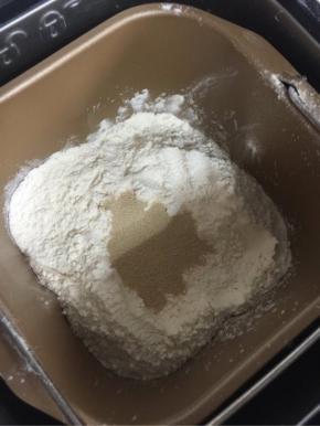 把除黄油外的其他材料全部放入面包机中！

