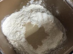 把除黄油外的其他材料全部放入面包机中！

