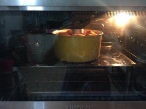 随时观察烤箱里面包上色变化，烤到自己满意的颜色后，就可以在烤盘上盖一层锡纸，免得上色太深不好看！（我是最后5分钟的时候盖的锡纸！）

