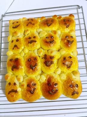 巧克力隔水融化后，用筷子蘸取巧克力在面包上画出各种自己喜欢的表情即可。
