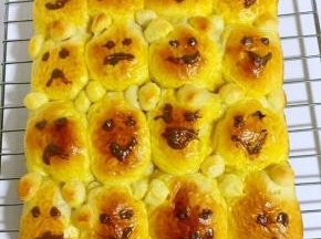 巧克力隔水融化后，用筷子蘸取巧克力在面包上画出各种自己喜欢的表情即可。
