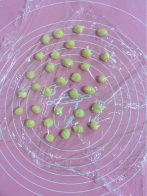 做耳朵的小面团平均分成32份，搓成小球盖保鲜膜备用即可。
