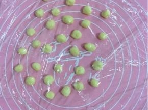 做耳朵的小面团平均分成32份，搓成小球盖保鲜膜备用即可。
