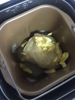 加入软化好的黄油，再揉面10分钟！


