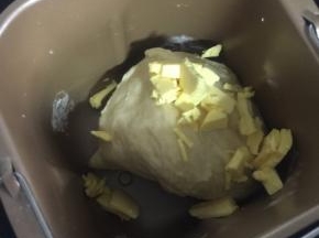 加入软化好的黄油，再揉面10分钟！

