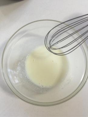 牛奶，油和蜂蜜混合在一起，用手抽搅拌均匀，有点儿浓稠状！

