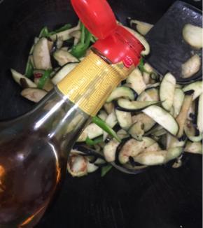 放入一勺红烧酱油翻炒均匀！（酱油不要放的太多，要不然颜色黑黑的不好看！）

