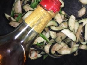 放入一勺红烧酱油翻炒均匀！（酱油不要放的太多，要不然颜色黑黑的不好看！）

