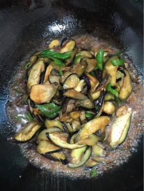 加入半碗水把茄子煮软！
