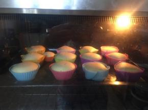 烤箱提前预热，把烤盘置于烤箱中层上下火150度30分钟即可！

