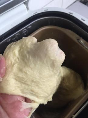 揉到面团可以拉出比较粗的膜！

