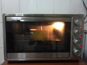 提前预热好烤箱5分钟，把烤盘放在烤箱中层，上下火160度烤20分钟即可！

