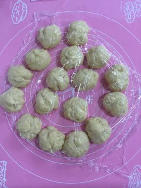 发酵好的面团排气，分割成17份，有一份是用来做耳朵的，大约每个小面团43克左右，滚圆，盖保鲜膜松弛15分钟。


