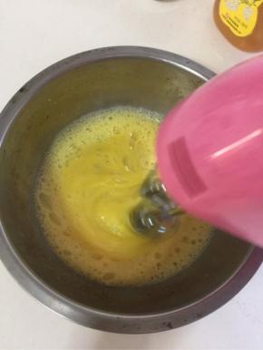 先把四分之一的糖倒入全蛋中，用打蛋器中速搅打。

