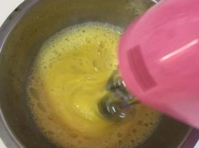 先把四分之一的糖倒入全蛋中，用打蛋器中速搅打。

