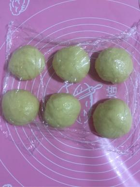发酵好的面团排气后，分成7个小剂子，盖上保鲜膜松弛20分钟！【其中一个是留着做耳朵用的】

