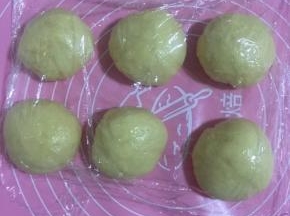 发酵好的面团排气后，分成7个小剂子，盖上保鲜膜松弛20分钟！【其中一个是留着做耳朵用的】

