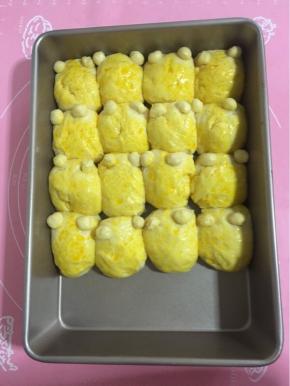 发到2倍大后拿出来刷蛋液，把耳朵安上。（这个耳朵有点儿不好按，我按了好几次都掉下去了！）

