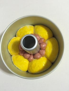 刷一层薄薄的蛋黄液！【我用的是土鸡蛋，颜色比较黄！】

