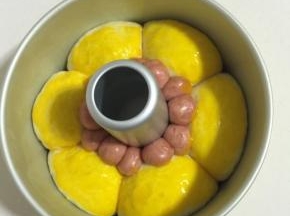 刷一层薄薄的蛋黄液！【我用的是土鸡蛋，颜色比较黄！】

