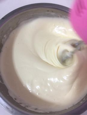 在搅打过程中，全蛋会变得越来越粘稠，颜色也会变浅，会逐渐出现花纹。这个时候可以调低速继续搅打！

