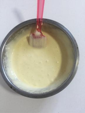 然后再倒回打蛋盆中面糊中，不规则上下翻拌均匀。

