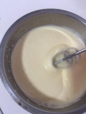 剩下的白糖分四次加入全蛋中，继续用中速搅打！

