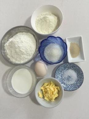 准备好所需的食材： 高筋面粉260克，鸡蛋1个，奶粉50克，糖50克，牛奶110克，盐2克，酵母4克，黄油25克！




