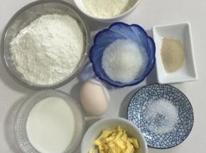准备好所需的食材： 高筋面粉260克，鸡蛋1个，奶粉50克，糖50克，牛奶110克，盐2克，酵母4克，黄油25克！




