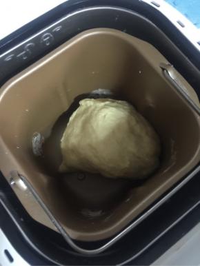 按“和面”健，时间设置20分钟，揉至光滑的面团！

