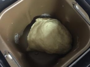 按“和面”健，时间设置20分钟，揉至光滑的面团！

