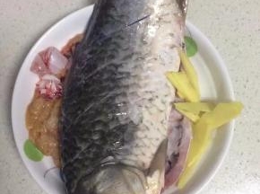 先把鲫鱼洗干，姜切片，然后鱼身划几刀，抹上盐腌制片刻