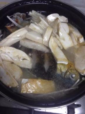 鲫鱼，豆腐，金针菇，姜，放入炖锅，加水大火烧开转小火炖